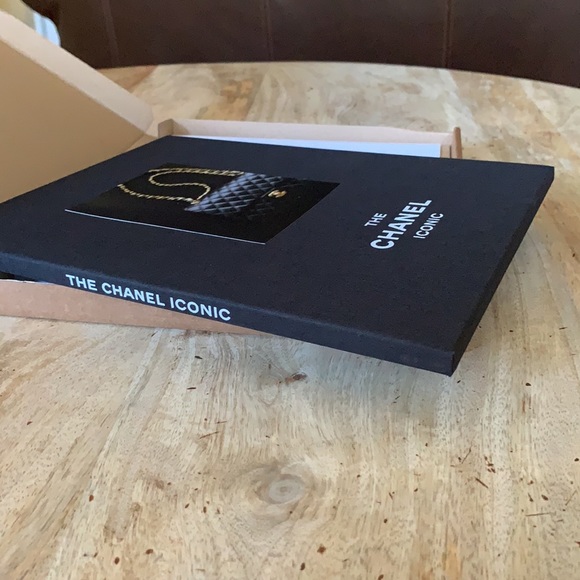 CHANEL “The Chanel Iconic” magazine - - Picture 4 of 6